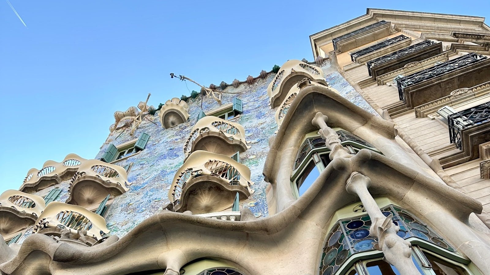 Casa Batlló in Barcelona, Spain, featuring Antoni Gaudí's colorful mosaic façade and flowing Modernisme architecture.